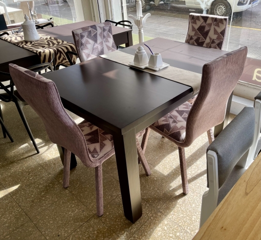 Juego Mesa Trend Laqueada Chocolate 1.30 x 0.90 + 4 Sillas Bari Pana Estampada Geometria