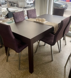 Juego Mesa Zeppelin Extensible Laqueada Chocolate 1.80 x 0.86 a 2.20 + 6 Sillas Bari Cromadas Pana Orion Chocolate