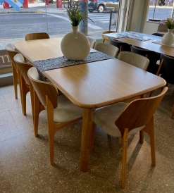 Juego Mesa Santorini 2.20 x 0.95 + 6 Sillas Saarinen Panalty Beige + 2 Sillas Hans Panalty Beige