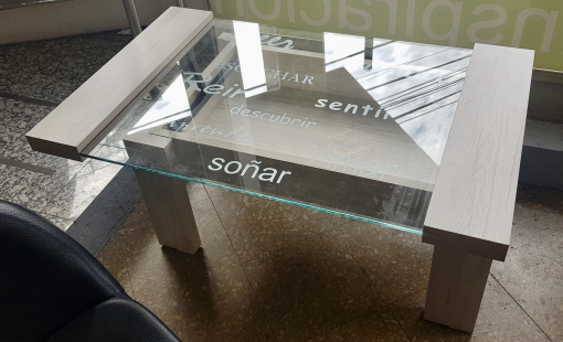 Mesa de Living Revistera Stones Melamina Helsinki con vidrio