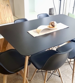 Juego Mesa Nórdica Negra 1.30 x 0.80 + 4 Sillas Eames Negras + 2 Sillas Tulip Negras