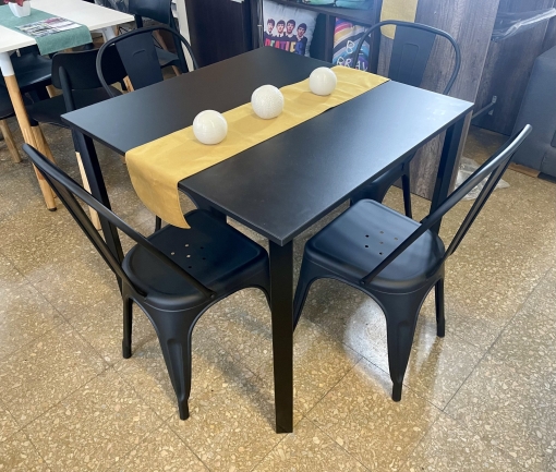 Juego Mesa Milano Negra 0.85 x 0.85 + 4 Sillas Tolix Negras