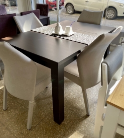 Juego Mesa Trend Laqueada Chocolate 1.30 x 0.90 + 4 Sillas Luxor Pana Premium Gris