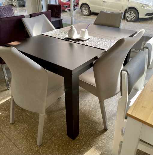 Juego Mesa Trend Laqueada Chocolate 1.30 x 0.90 + 4 Sillas Luxor Pana Premium Gris