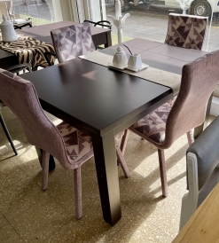 Juego Mesa Trend Laqueada Chocolate 1.30 x 0.90 + 4 Sillas Bari Pana Estampada Geometria