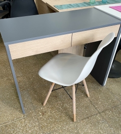 Set Escritorio Niza Melamina Gris/Roble Bardolino con 2 cajones + Silla Eames Blanca