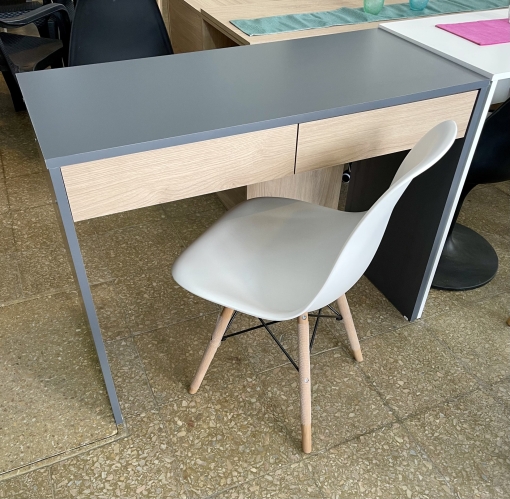 Set Escritorio Niza Melamina Gris/Roble Bardolino con 2 cajones + Silla Eames Blanca