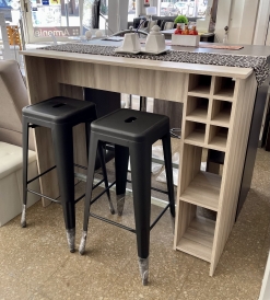 Juego Desayunador Melamina Helsinki con Bodega + 2 Banquetas Tolix Negras