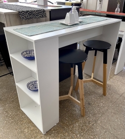 Juego Desayunador Melamina Blanca con Estantes + 2 Banquetas Nórdicas Negras