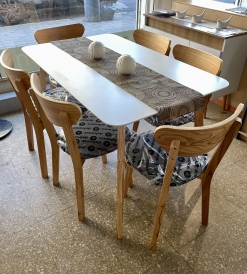 Juego Mesa Nórdica 1.30 x 0.80 + 6 Sillas Retro Paraíso Pana Gris