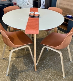 Juego Mesa Nórdica Blanca 1.10 diam. + 4 Sillas Wave Suela