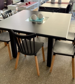 Juego Mesa Trend Negra con Vidrio 1.30 x 1.30 + 6 Sillas Windsor Negras
