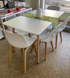 Juego Mesa Eames Laqueada Blanca 1.40 x 0.80 + 4 Sillas Nova Tulip Blancas + 2 Sillas Wave Blancas