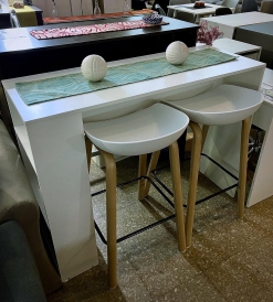 Juego Desayunador Melamina Blanca con Estantes + 2 Banquetas Wave Blancas