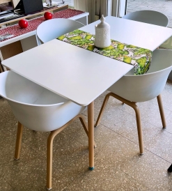 Juego Mesa Eames Laqueada Blanca 1.40 x 0.80 + 4 Sillones Nova Wave Blancos