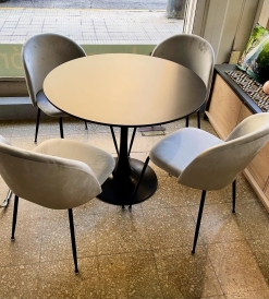 Juego Mesa Tulip Negra 0.90 diam. + 4 Sillas Monaco Pana Gris
