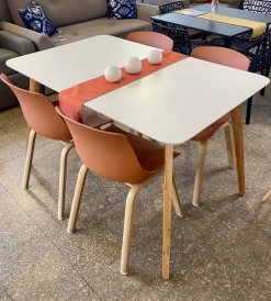 Juego Mesa Nórdica Blanca 1.30 x 0.80 + 4 Sillas Wave Suela