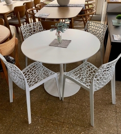 Juego Mesa Tulip Blanca 1.00 diam. + 4 Sillas Mikonos Blancas