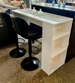 Juego Desayunador Melamina Blanca con Estantes + 2 Banquetas Munich Negras