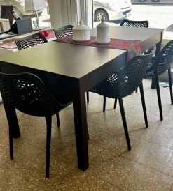 Juego Mesa Zeppelin Extensible Laqueada Chocolate 1.80 x 0.86 a 2.20 + 6 Sillas Varesse Negras