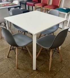 Juego Mesa Milano Blanca 0.85 x 0.85 + 4 Sillas Eames Grises