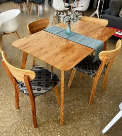 Juego Mesa Nórdica Paraíso 1.30 x 0.80 + 4 Sillas Retro Paraíso Pana Gris