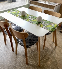 Juego Mesa Nórdica 1.30 x 0.80 + 4 Sillas Retro Paraíso Pana Gris