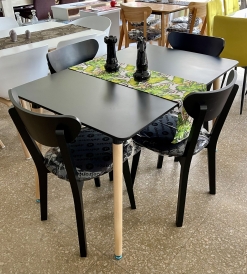 Juego Mesa Eames Laqueada Negra 1.20 x 0.80 + 4 Sillas Retro Paraíso Negras Pana Negra