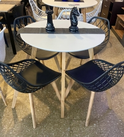 Juego Mesa Nórdica 0.85 diam. + 4 Sillas Nova Tulip Negras