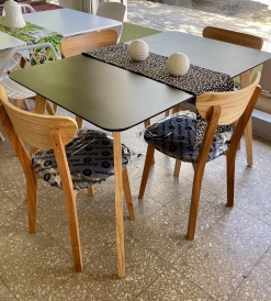 Juego Mesa Nórdica Negra 1.30 x 0.80 + 4 Sillas Retro Paraíso Pana Gris