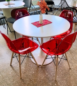 Juego Mesa Tulip Blanca 0.90 diam. + 4 Sillas Eames Glass Rojas