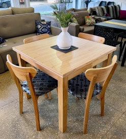 Juego Mesa Extensible Triple Tapa Paraíso 0.90 x 0.90 de un lado a 1.30 y del otro lado a 1.70 + 4 Sillas Retro Paraíso Pana Gris