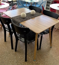 Juego Mesa Oslo 1.20 x 0.70 + 4 Sillas Retro Paraíso Negras Pana Negra