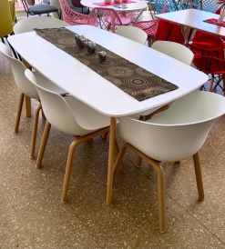 Juego Mesa Tulip Laqueada Blanca 1.50 x 0.90 + 4 Sillas Wave Blancas + 2 Sillones Nova Wave Blancas