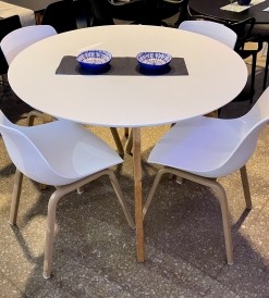 Juego Mesa Nórdica Blanca 1.10 diam. + 4 Sillas Wave Blancas