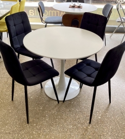 Juego Mesa Tulip Blanca 0.90 diam. + 4 Sillas Venecia Pana Negra
