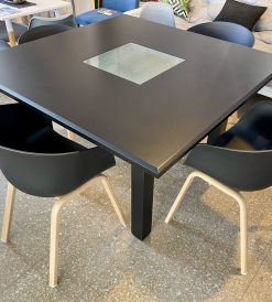 Juego Mesa Trend Negra con Vidrio 1.30 x 1.30 + 4 Sillones Nova Wave Negros