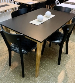 Juego Mesa Bali Laqueada Negra 1.30 x 0.90 + 4 Sillas Retro Paraíso Negras Pana Negra