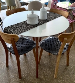 Juego Mesa Nórdica Blanca 1.10 diam. + 4 Sillas Retro Paraíso Pana Gris