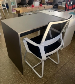 Set Escritorio Cubic Mdf Laqueado UV Gris + Sillón Oficina Bajo Fijo sin Ruedas Combinado Blanco/Negro