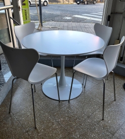 Juego Mesa Tulip Blanca 1.00 diam. + 4 Sillas Apple Cromadas Blancas
