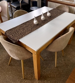 Juego Mesa Moderna Laqueada Blanca 1.30 x 0.90 + 4 Sillas Oslo Pana Nude