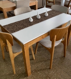 Juego Mesa Moderna Laqueada Blanca 1.30 x 0.90 + 4 Sillas Saarinen Panalty Beige
