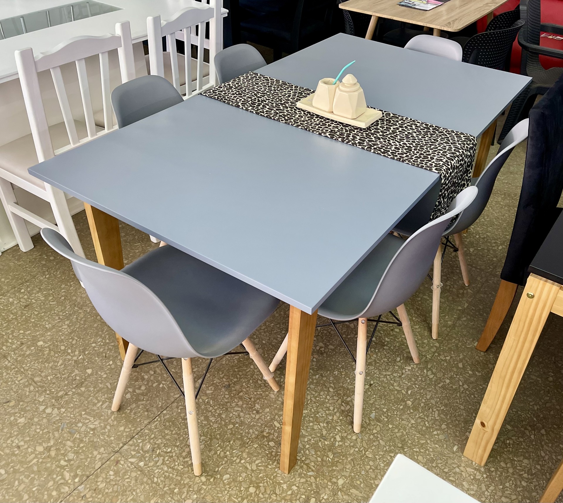 Juego Mesa Bali Laqueada Gris 1.60 x 0.90 + 6 Sillas Eames Grises