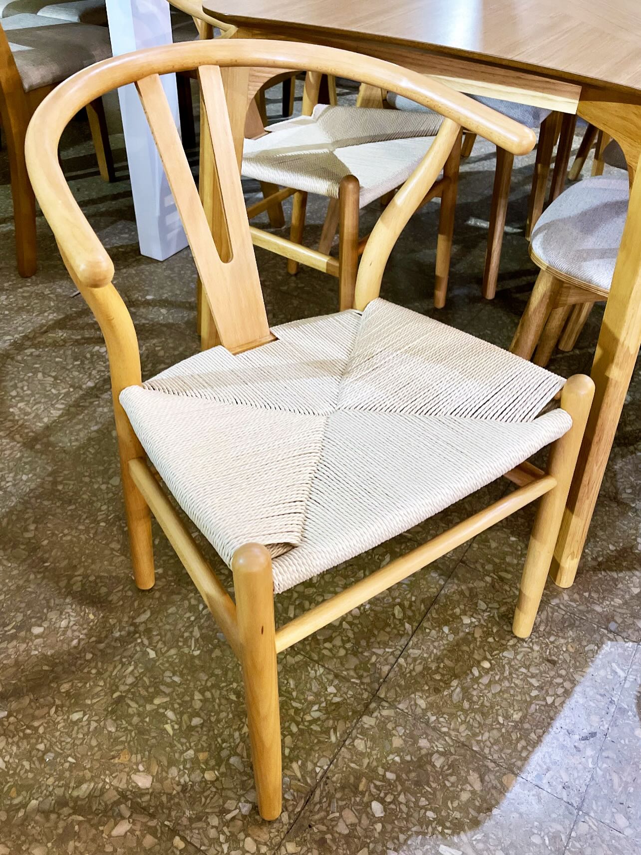 Juego Mesa Ren 1.80 x 0.90 + 4 Sillas Hans Panalty Beige + 2 Sillas Wishbone Enrejado Beige - Imagen 9