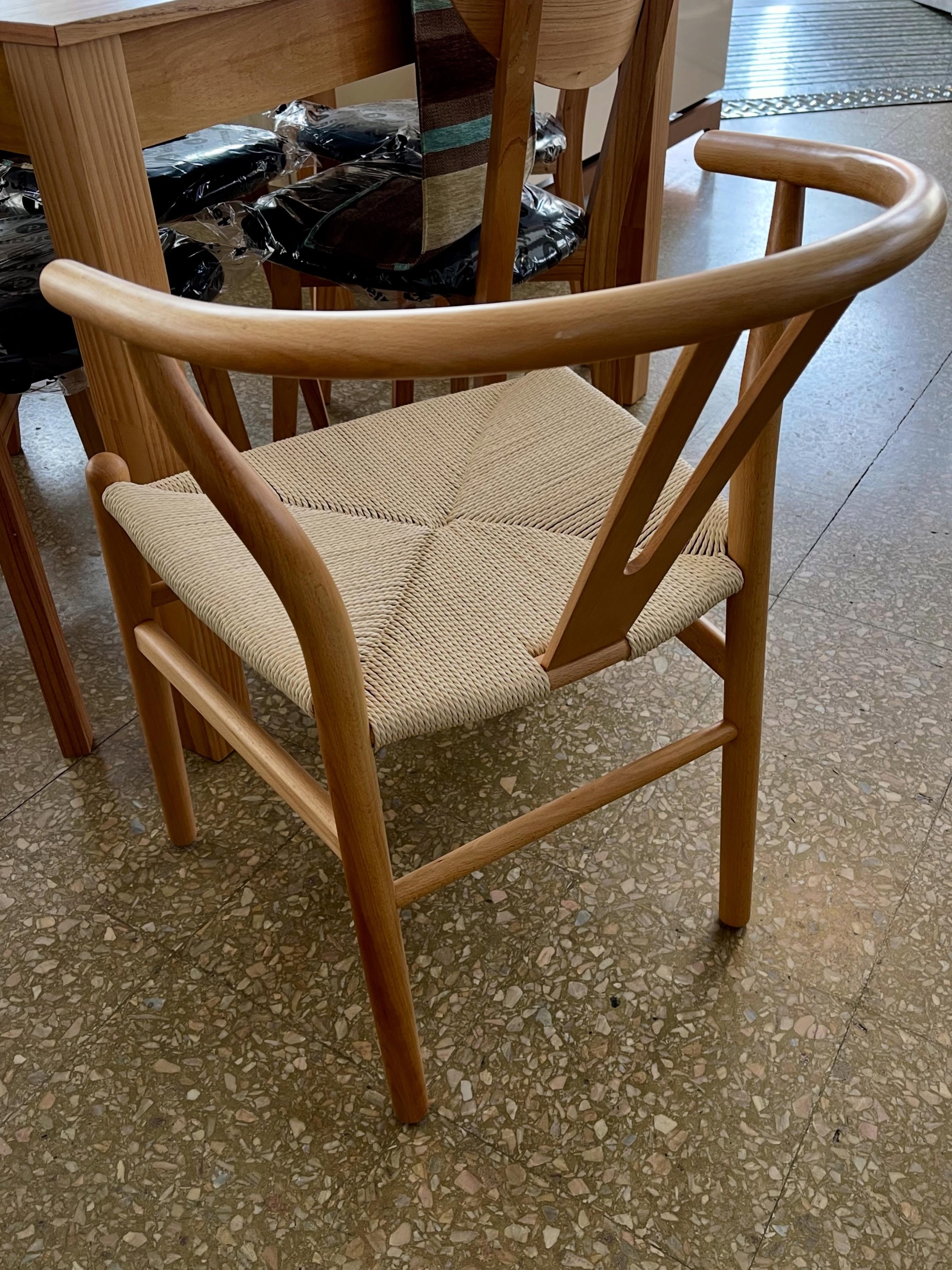 Juego Mesa Ren 1.80 x 0.90 + 4 Sillas Hans Panalty Beige + 2 Sillas Wishbone Enrejado Beige - Imagen 10
