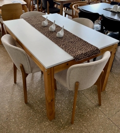 Juego Mesa Moderna Laqueada Blanca 1.30 x 0.90 + 4 Sillas Creta Corderoid Beige