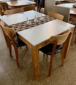 Juego Mesa Moderna Laqueada Blanca 1.30 x 0.90 + 4 Sillas Retro Paraíso Pana Negra
