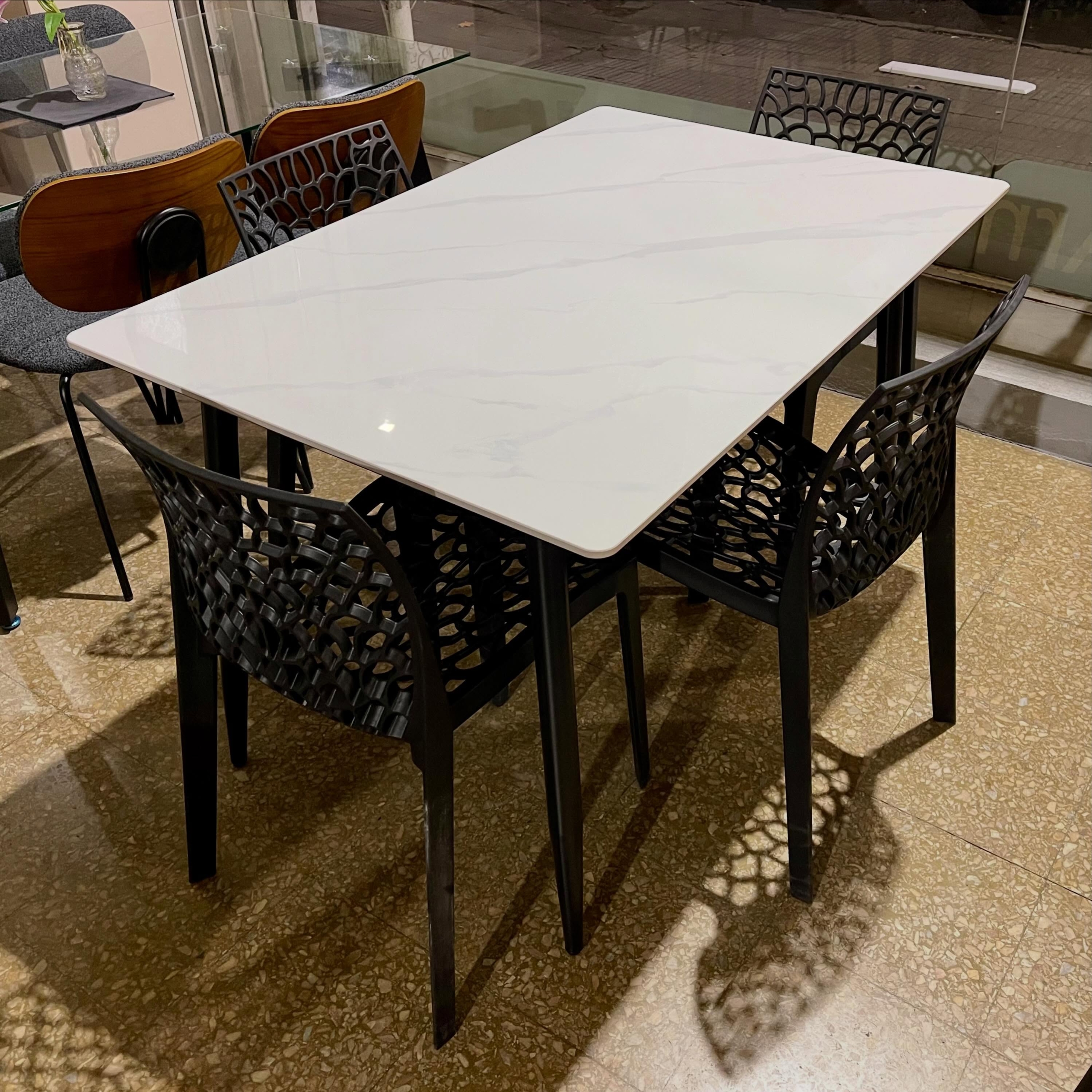 Juego Mesa Fija Neolith 1.20 x 0.80 + 4 Sillas Mikonos Negras