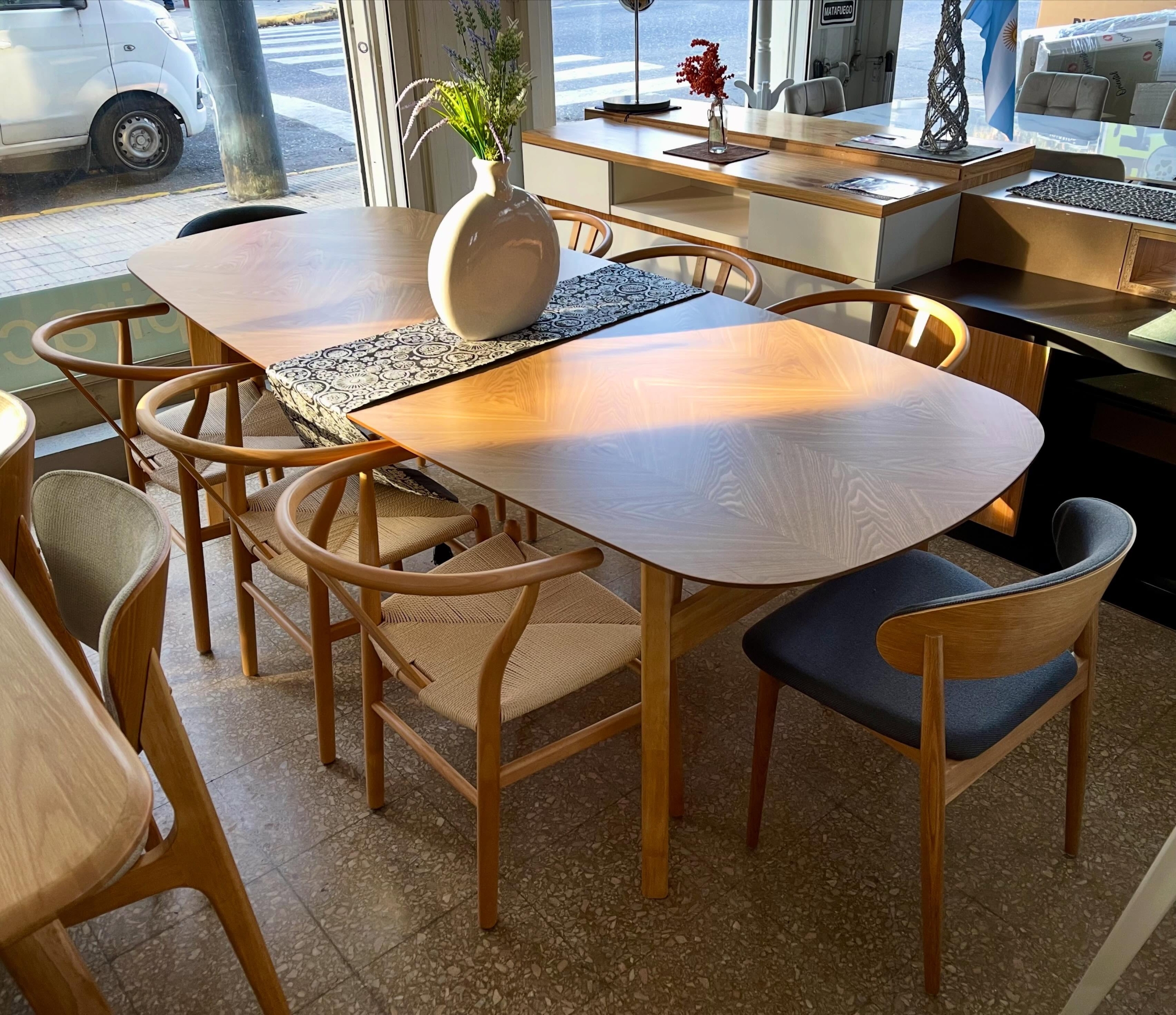 Juego Mesa Lycka 2.40 x 1.00 + 6 Sillas Wishbone Enrejado Beige + 2 Sillas Lucca Corderoid Gris